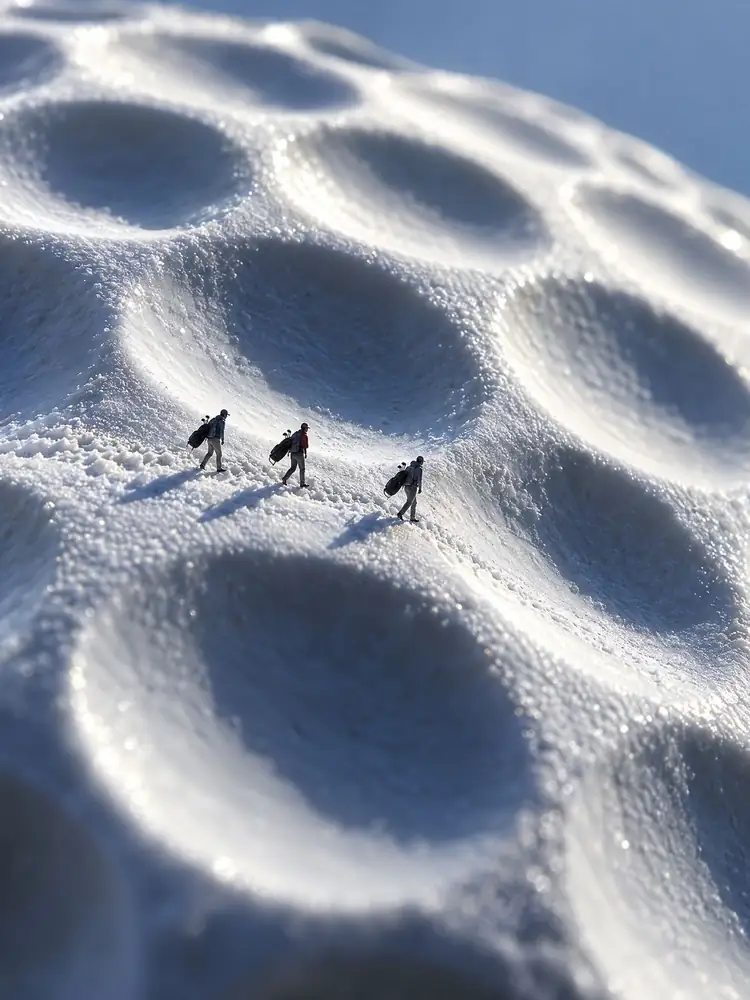 Lunaire, tableau de golf surréaliste de Daniel Pelcat, série Mirages