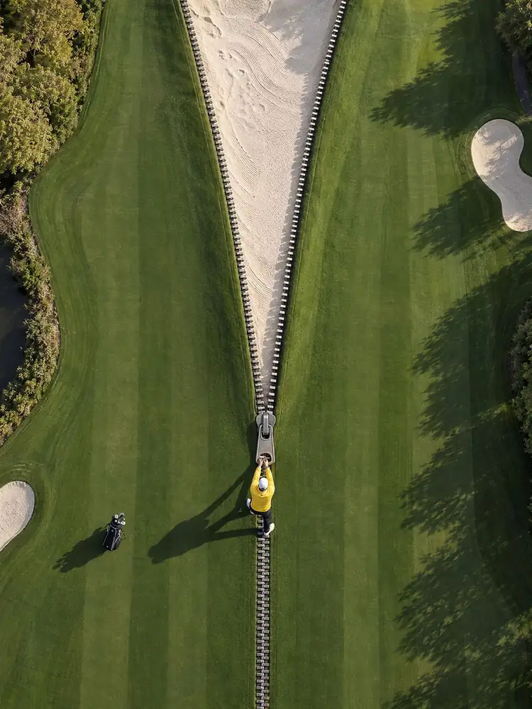 La Fermeture, tableau de golf surréaliste de Daniel Pelcat, série Minimalistes