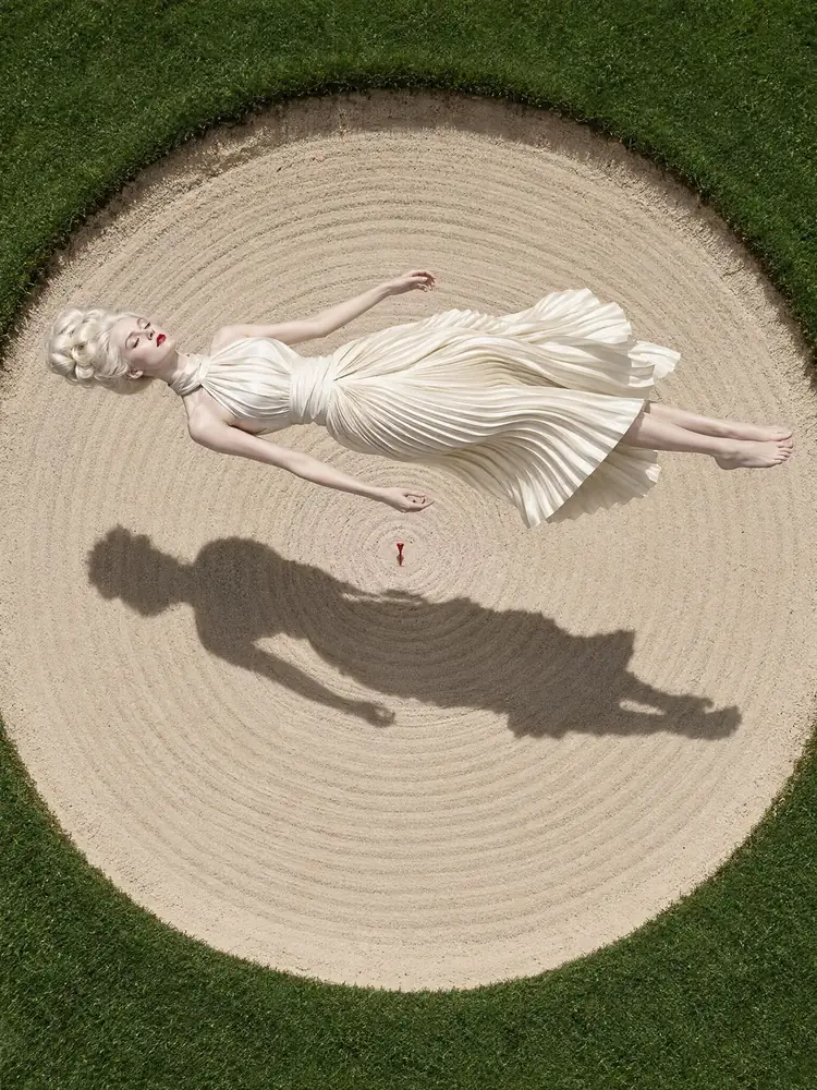 Sieste au bunker, tableau de golf surréaliste de Daniel Pelcat, série La Muse