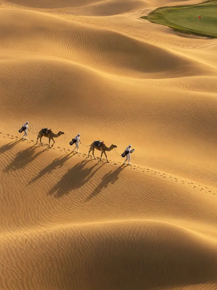 La Caravane, tableau de golf surréaliste de Daniel Pelcat, série Minimalistes