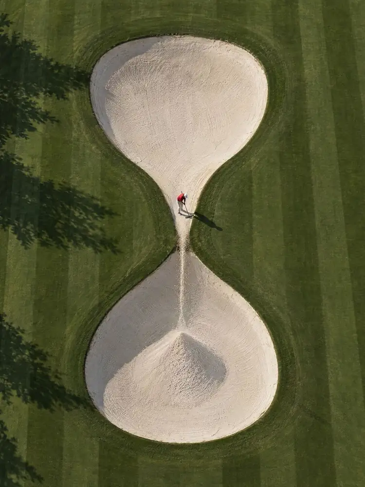Le Temps de jeu, tableau de golf surréaliste de Daniel Pelcat, série Minimalistes