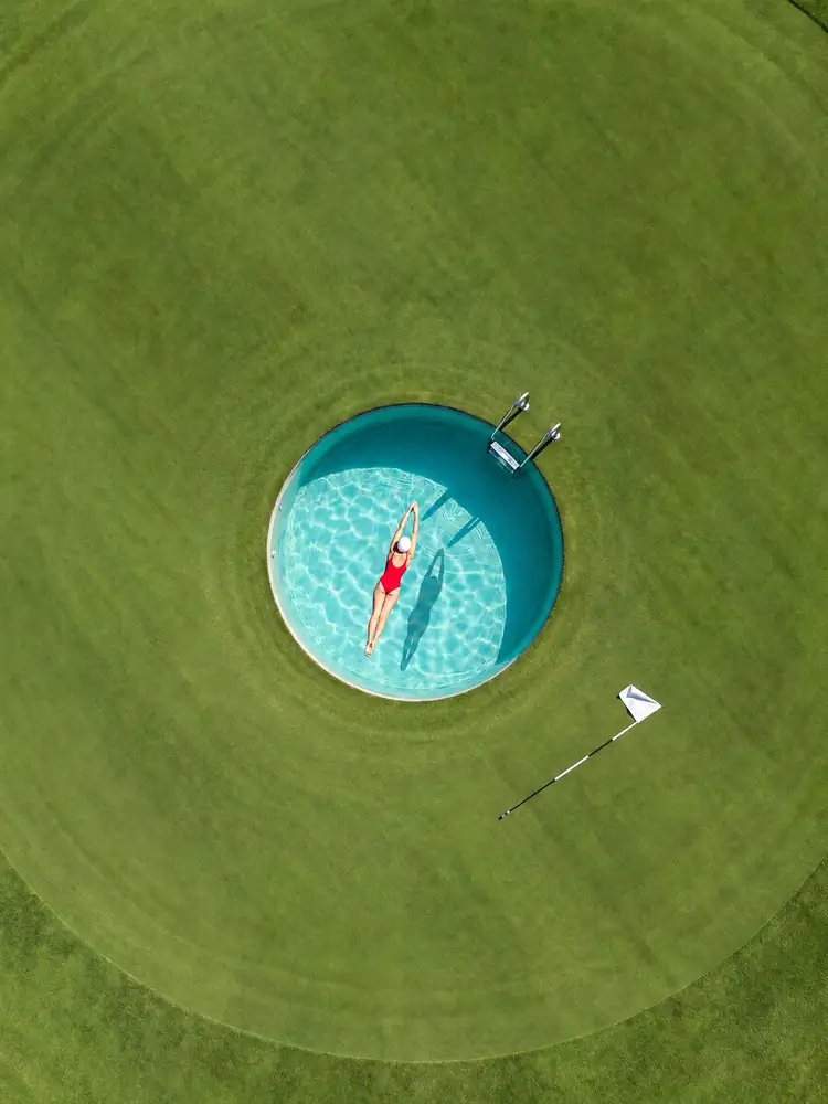 La Piscine, tableau de golf surréaliste de Daniel Pelcat, série Minimalistes